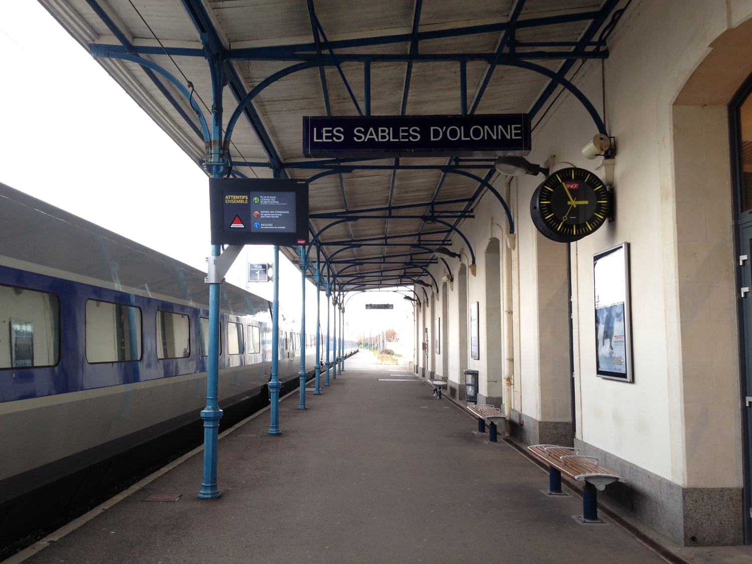 Les Sables D_olonne_gare_platform_1