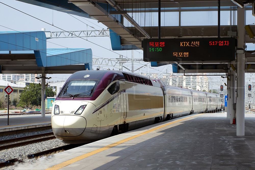 Gwangju_station_platform_ktx