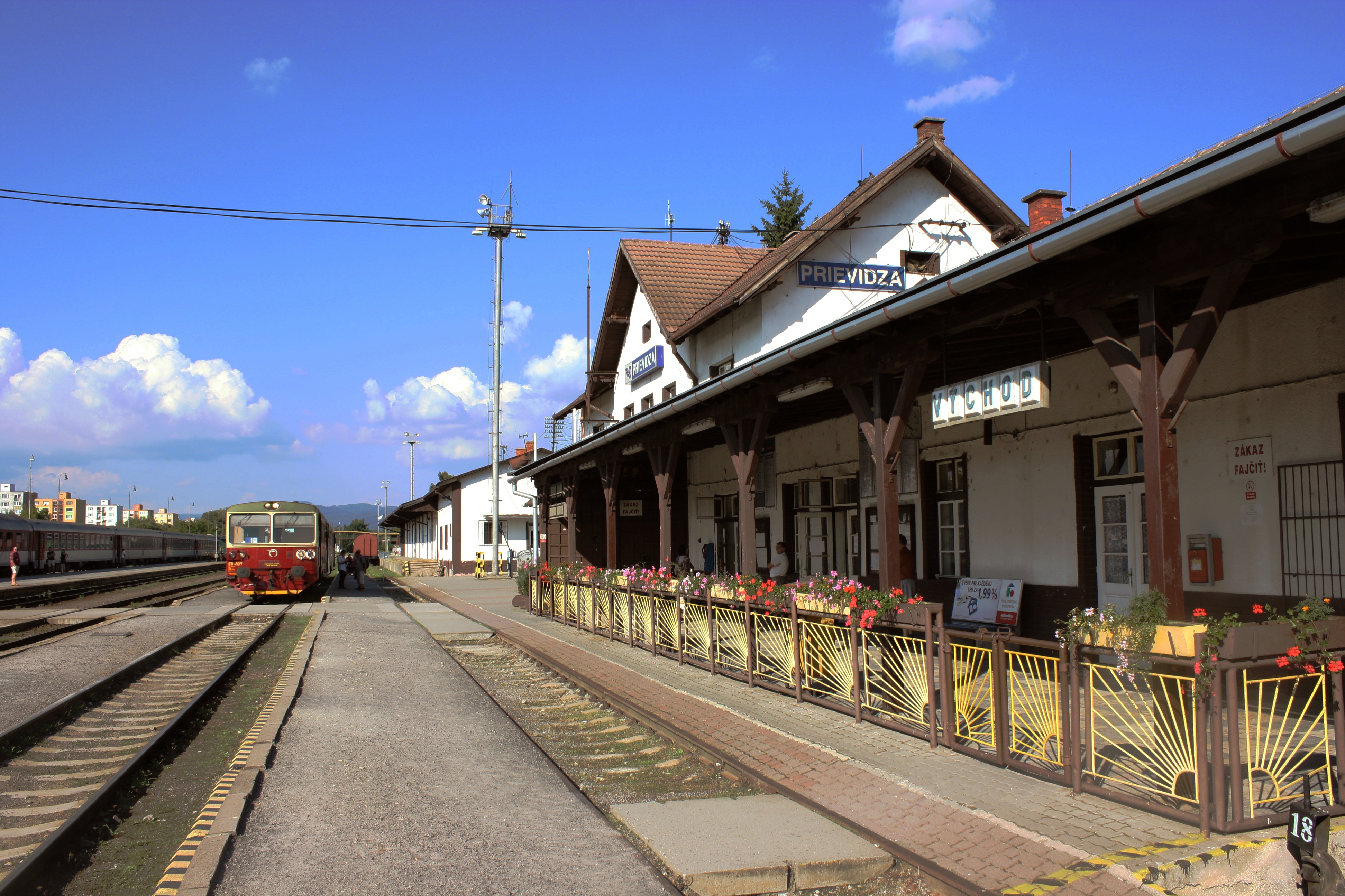 Prievidza_railway_station_platform_1
