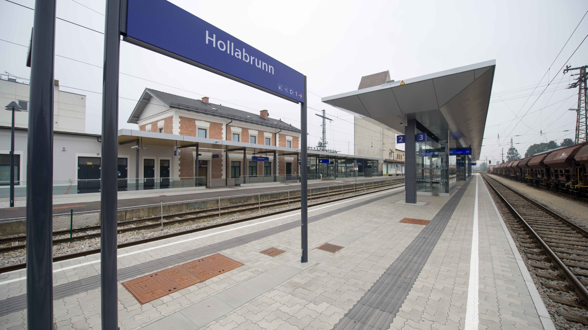 Hollabrunn Bahnhof_platform_2_3
