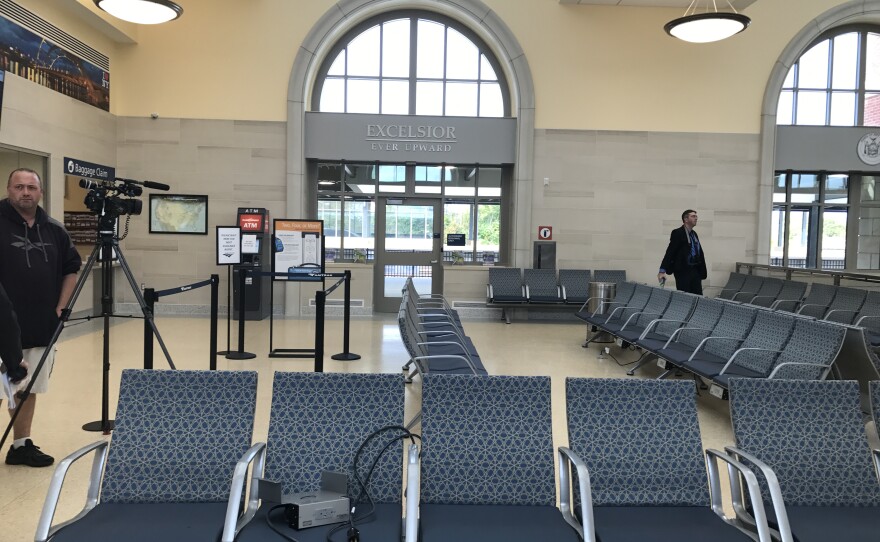 Rochester_minnesota_amtrak_station_concourse