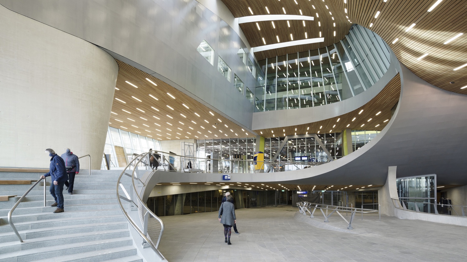 Arnhem_centraal_station_concourse