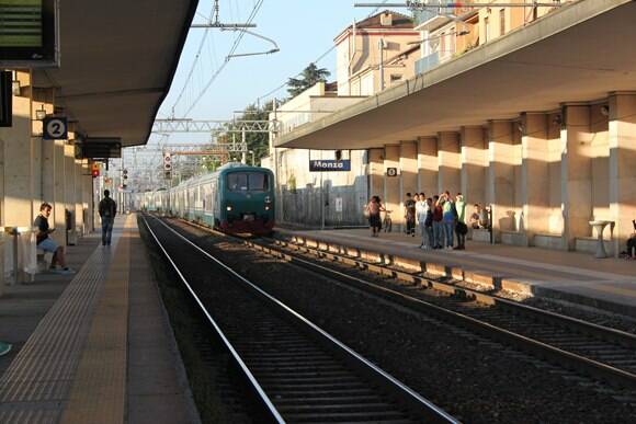 Monza_station_platforms_trenitalia