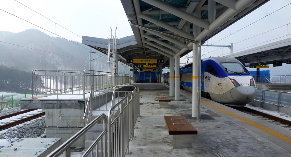 Pyeongchang_station_platform_ktx_1