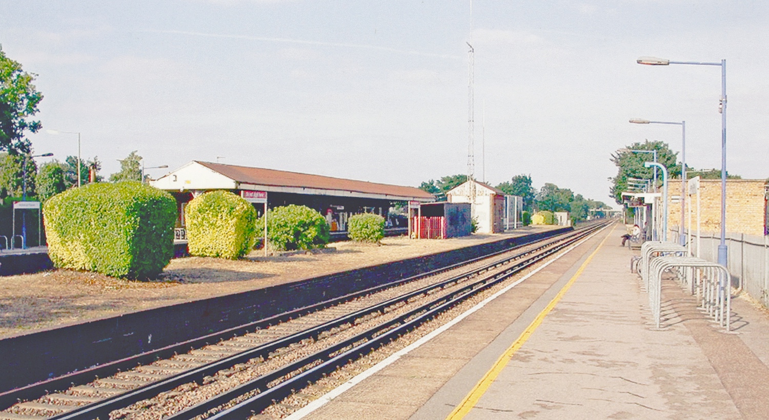 Walton_on_thames_station_platforms