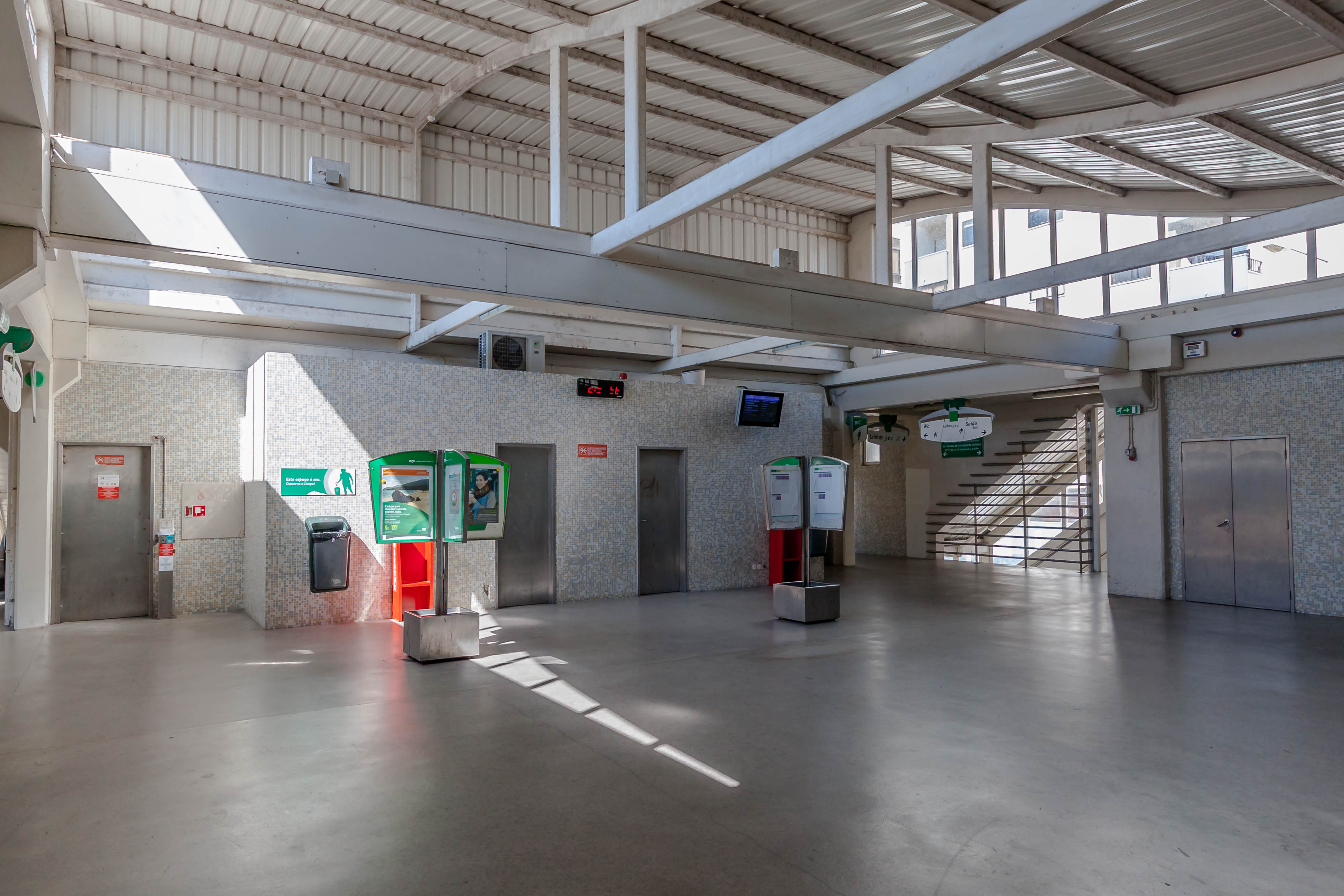 Queluz Belas_station_concourse