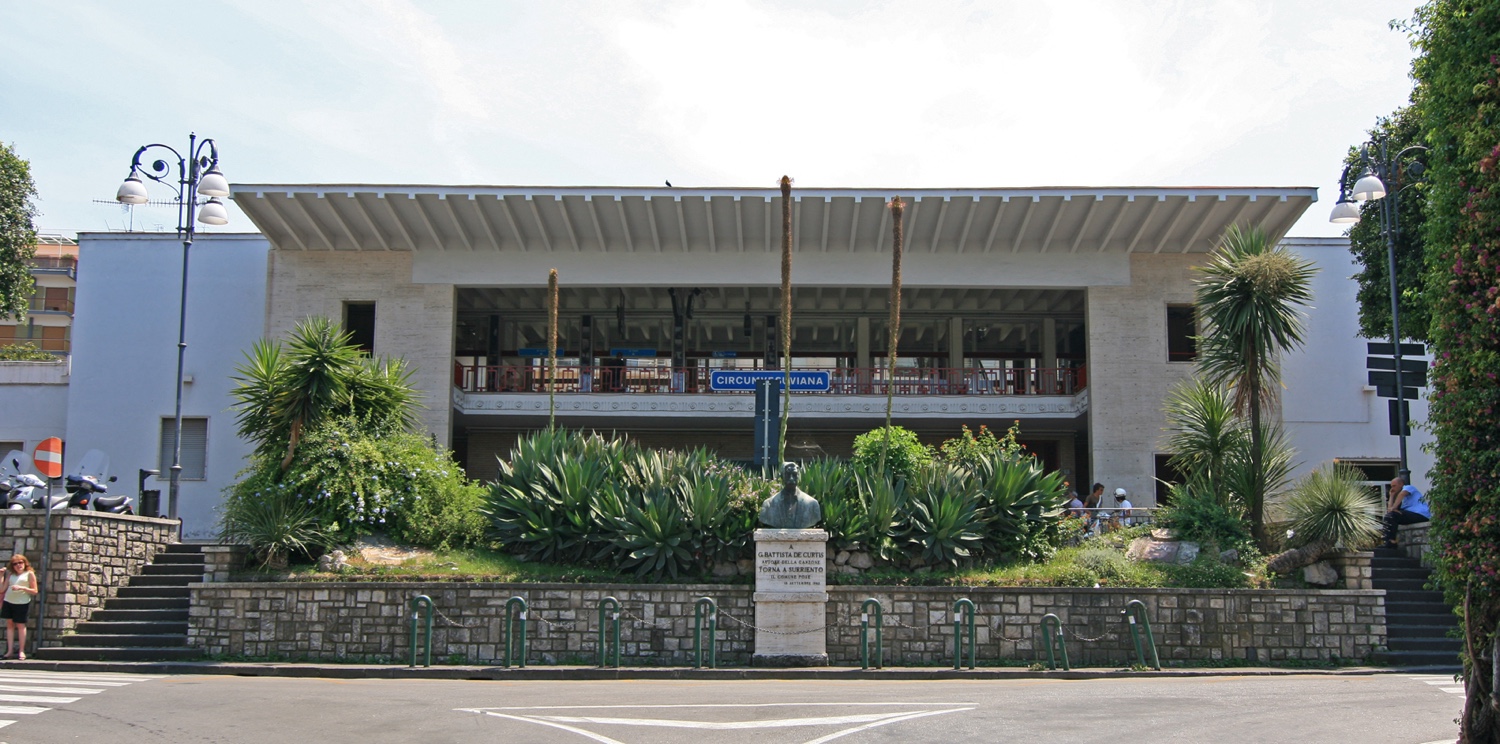 Sorrento_railway_station_city_side