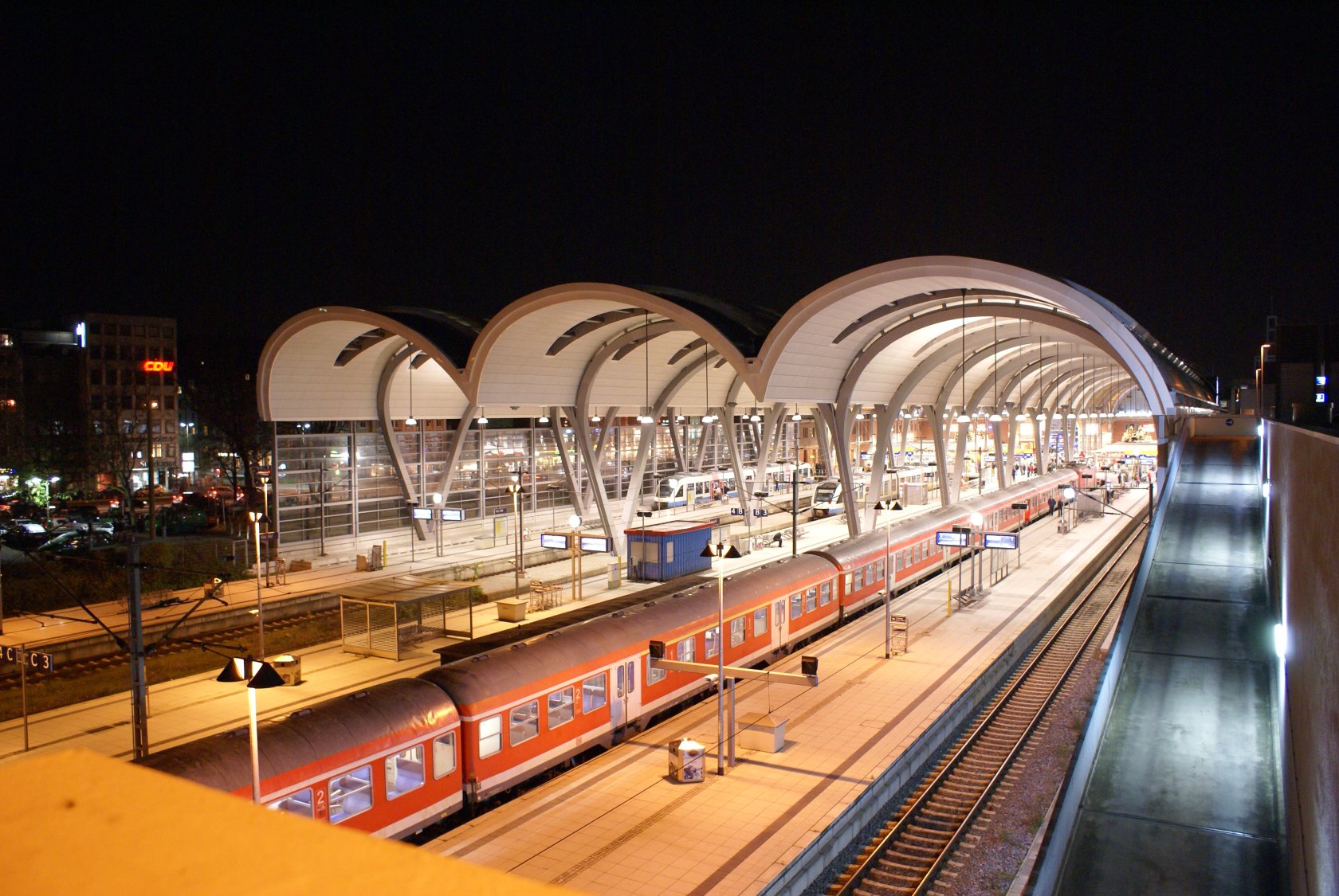 Kiel_central_station__at_night