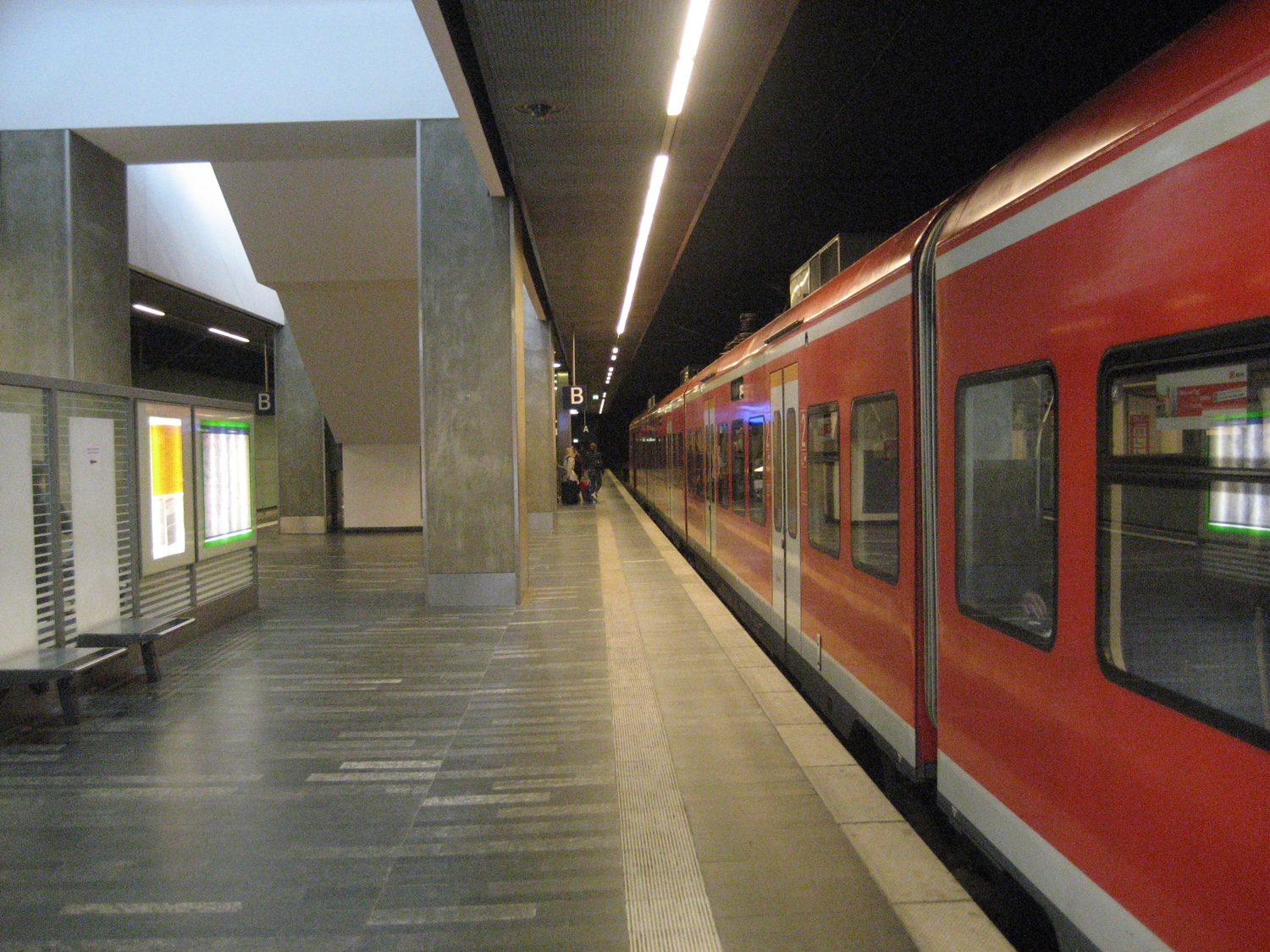 Hannover_flughafen_bahnhof_platform