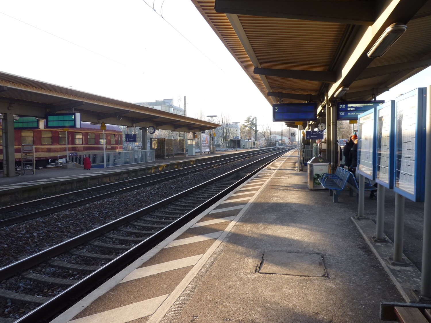 Straubing_station_platform_gleis_3