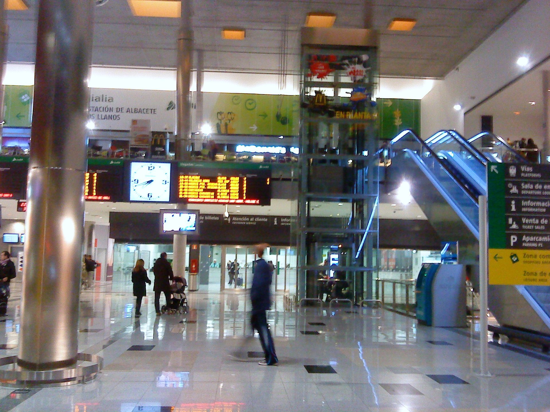 Albacete Los Llanos_station_concourse
