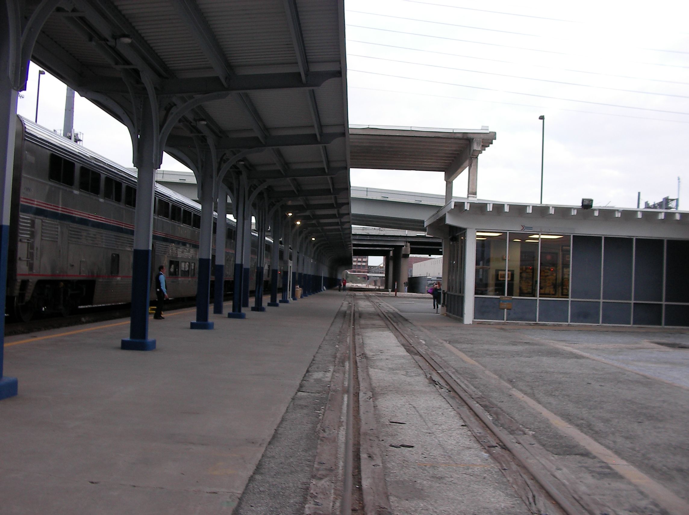 Houston_amtrak_station_platform