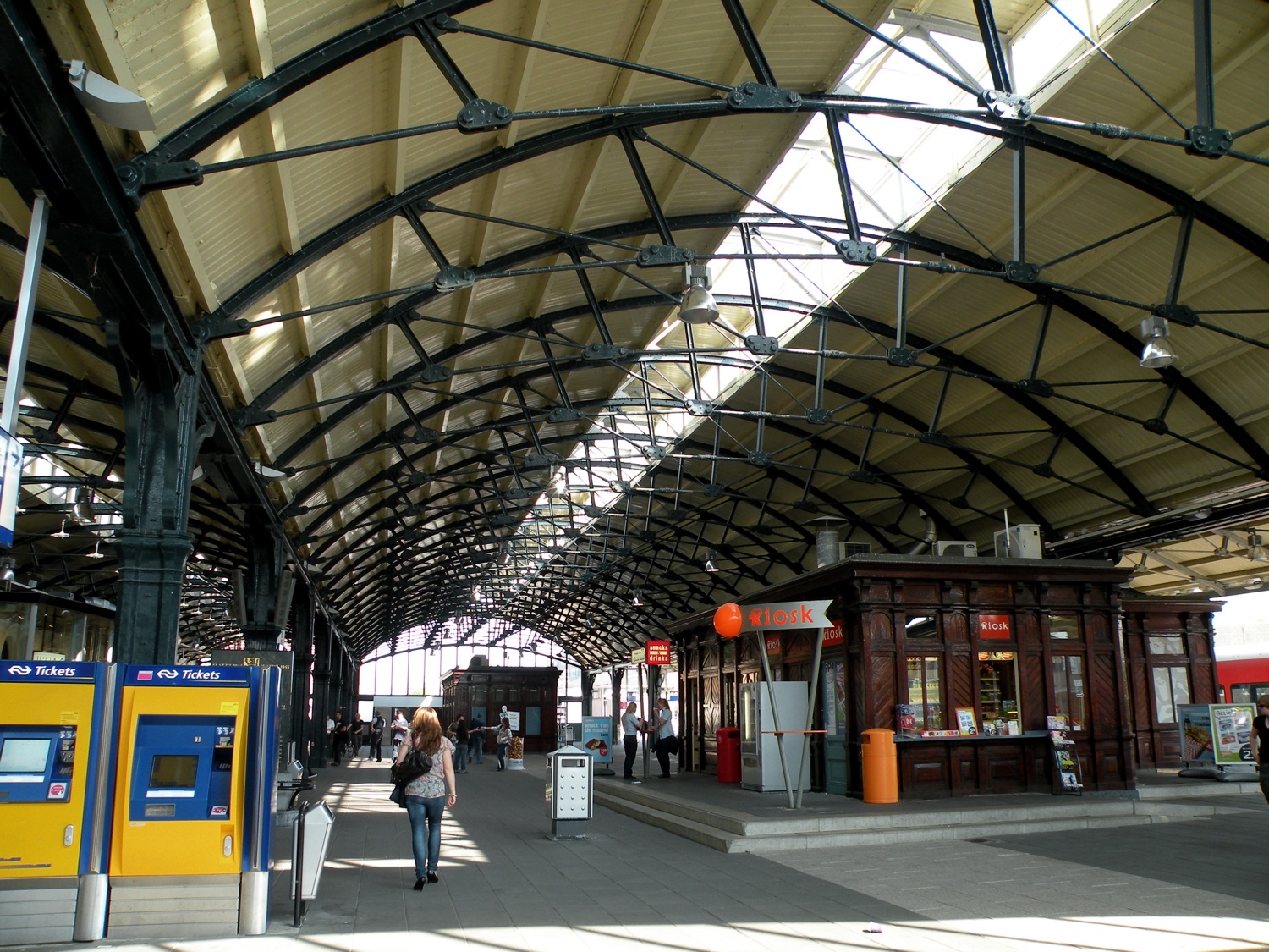 Leeuwarden_station_hall_1