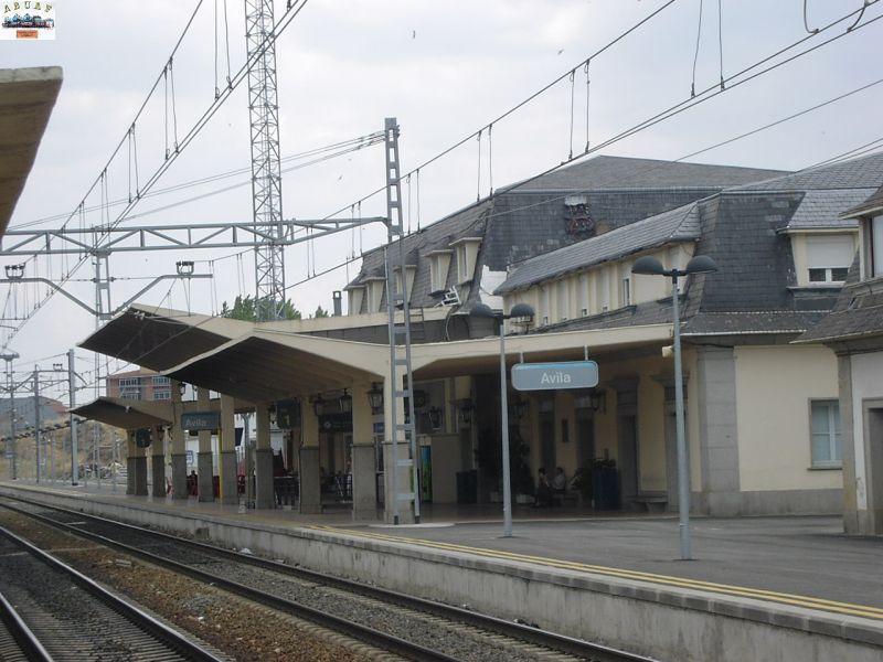 A%cc%81vila_station_platform_1
