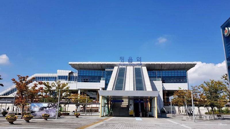 station building photo