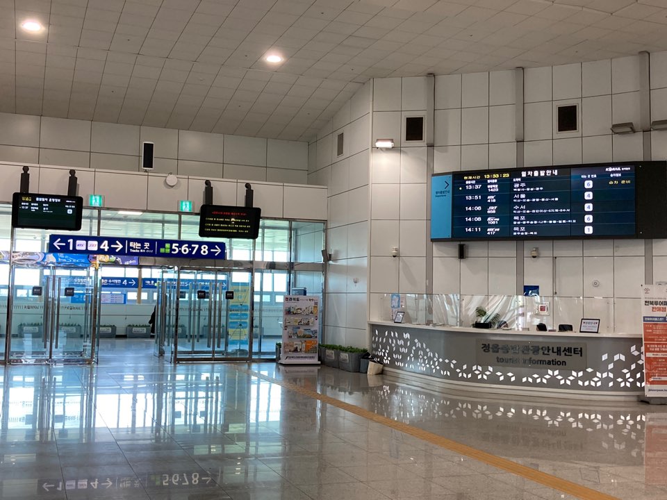 Jeongeup_station_hall_1