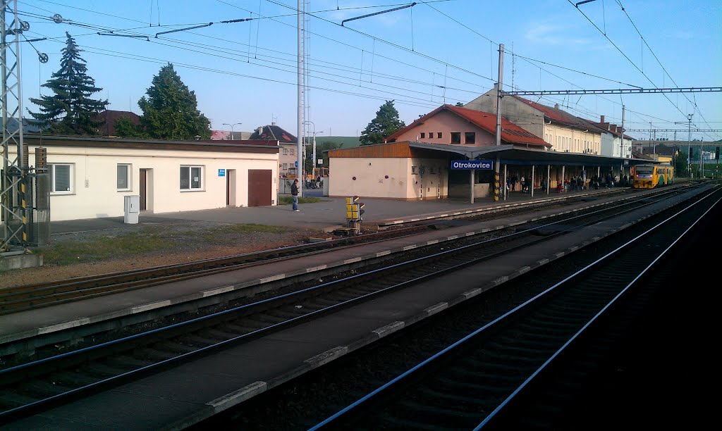 Otrokovice_na%cc%81draz%cc%8ci%cc%81_platform_1