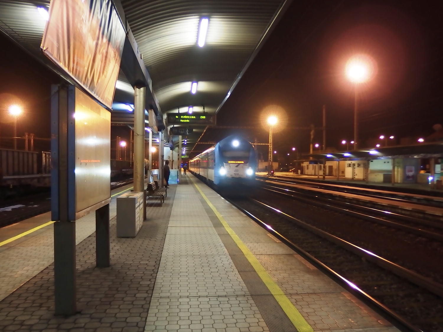 Otrokovice_na%cc%81draz%cc%8ci%cc%81_v_noci__vlak