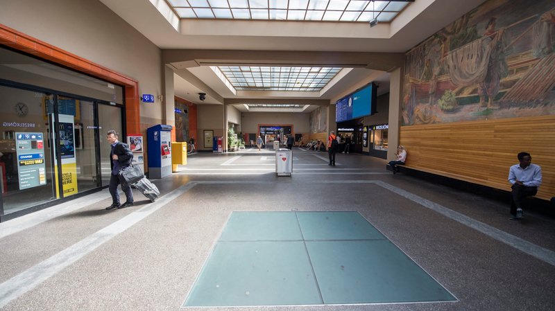 Neucha%cc%82tel_gare_hall