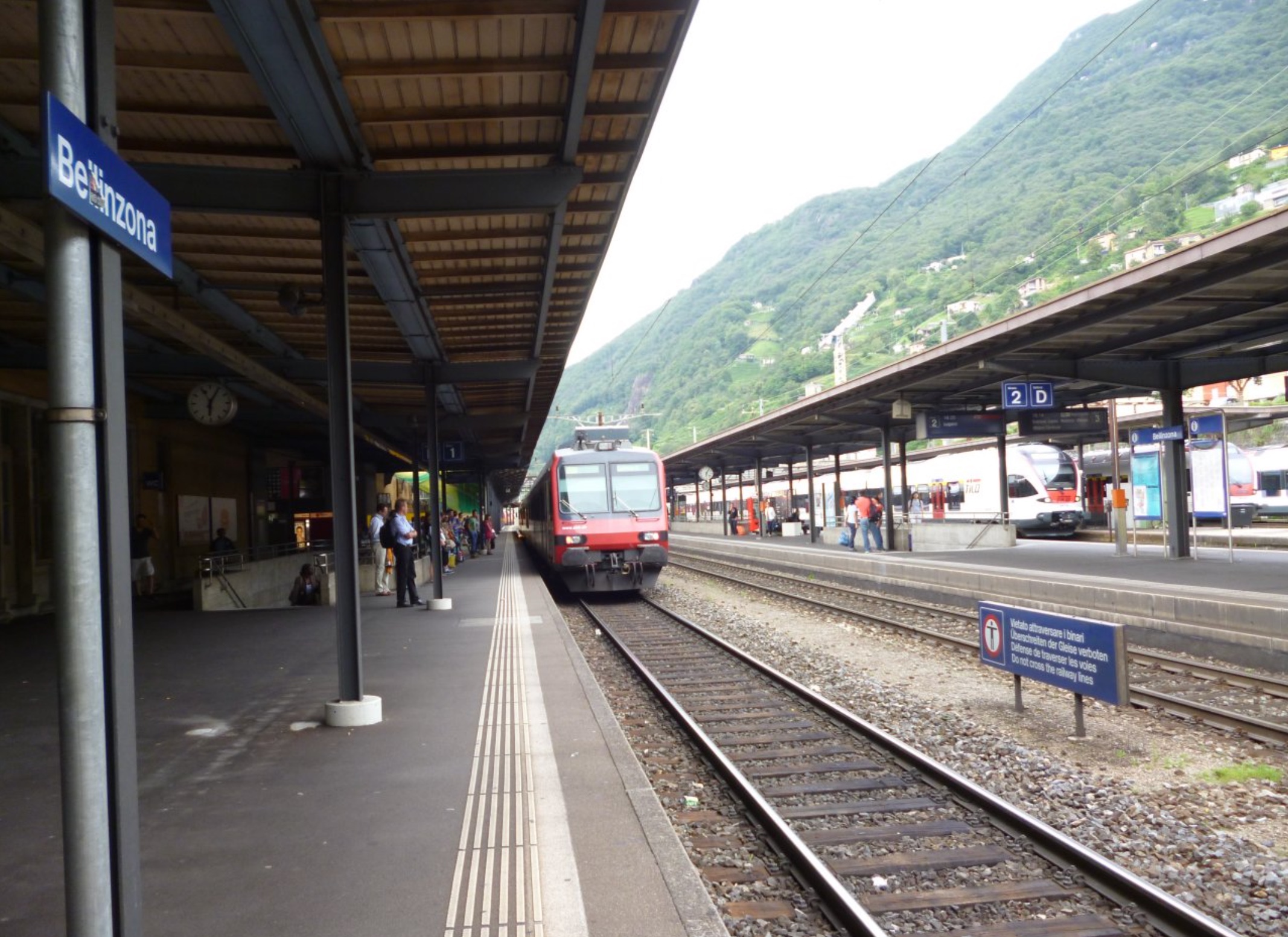 Bellinzona_station_platform_1