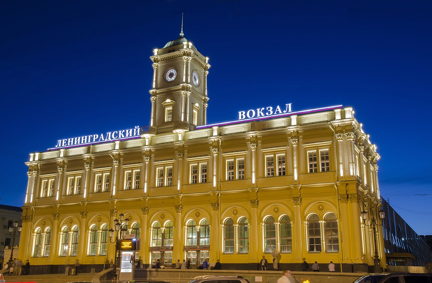 Moscow_central_station_jeningradsky_outside