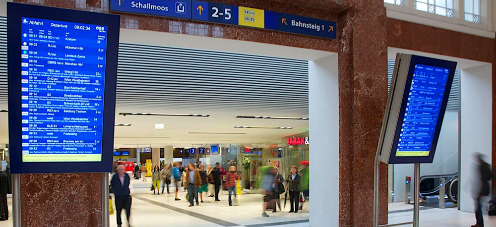 Salzburg_hbf_station_inside