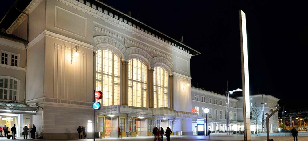 Salzburg_hbf_station_outside