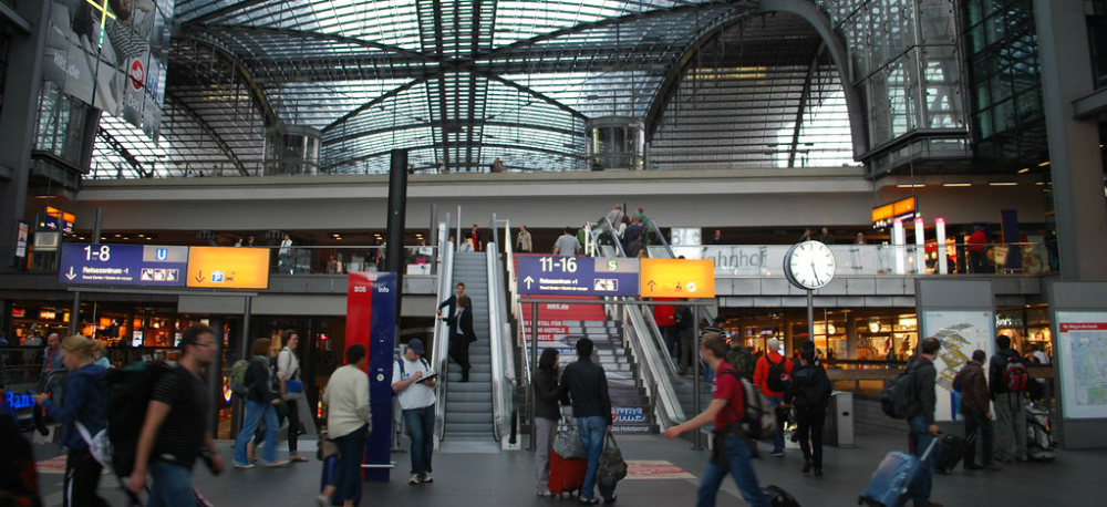Detie_ _berlin_hbf_station_inside