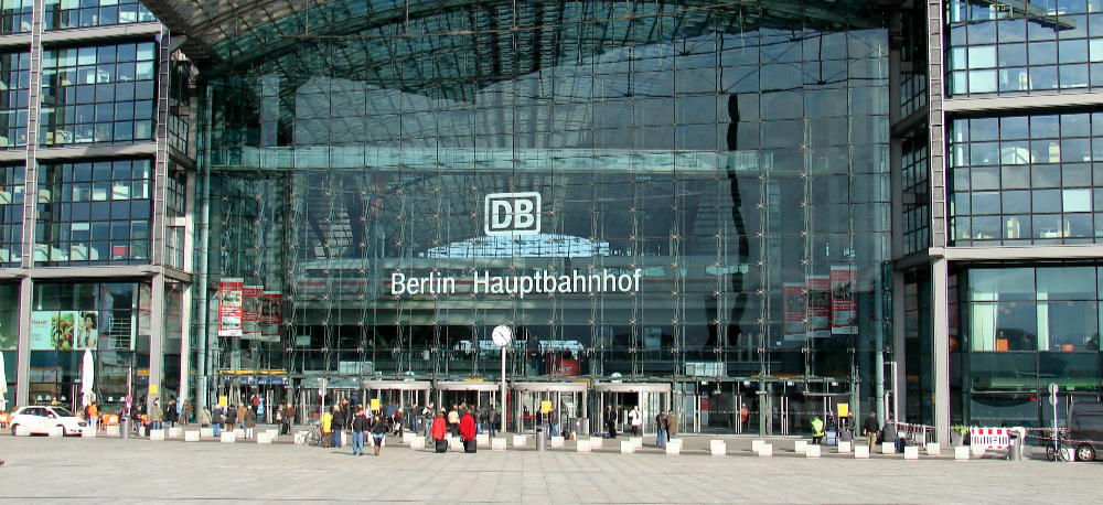 Detie_ _berlin_hbf_station_outside