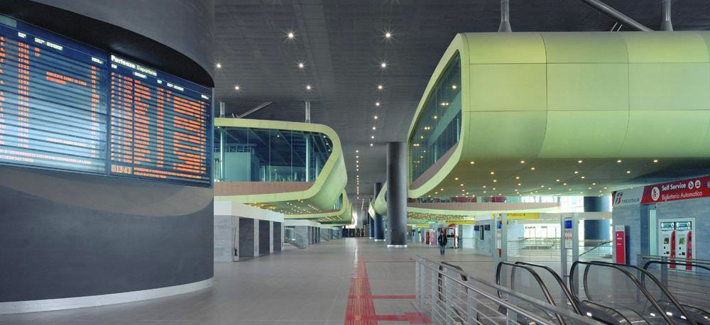 Roma_tiburtina_station_inside