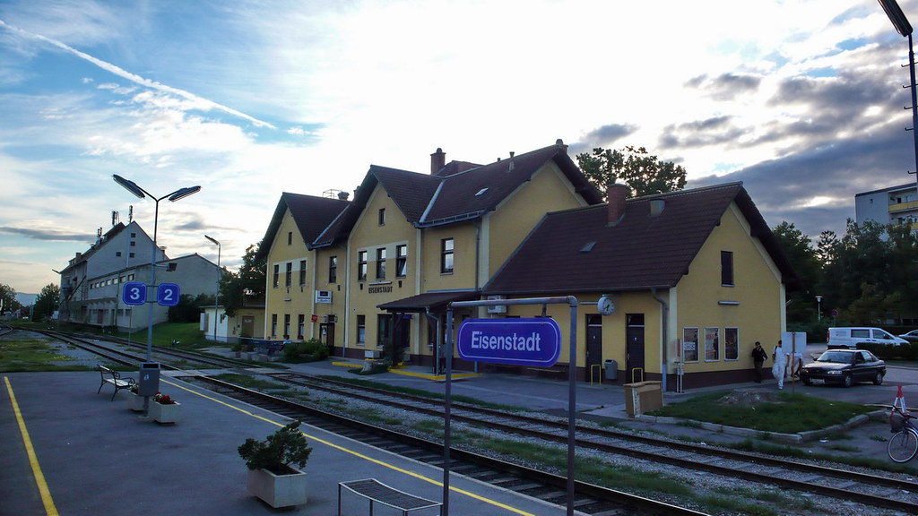 Eisenstadt_station_platforms_1