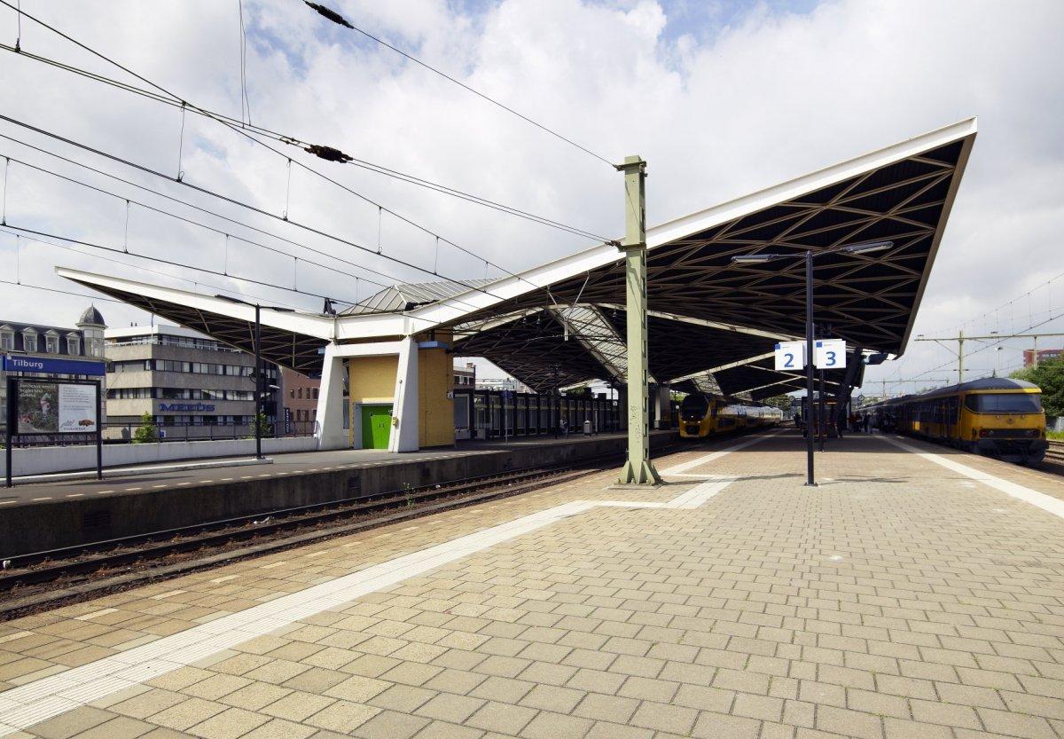Tilburg_station_platform_2_3