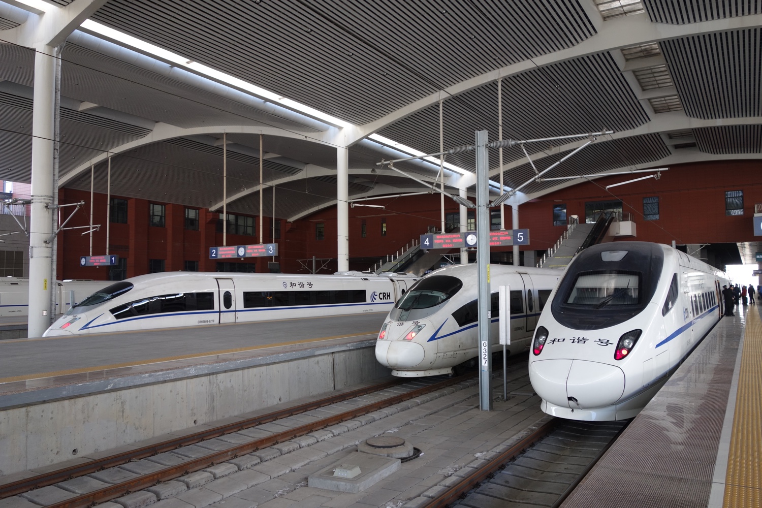 Harbin_west_railway_station_platform_crh