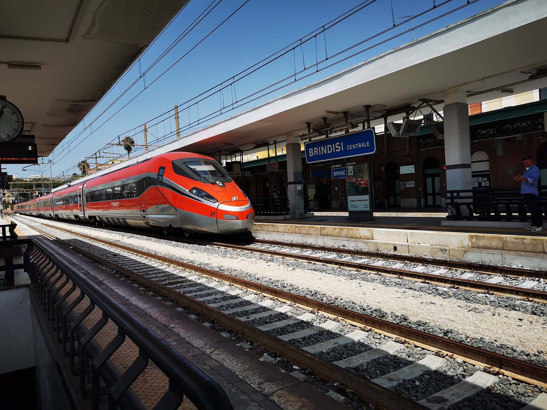 Brindisi_railway_station_platform_frecciarossa_etr_400