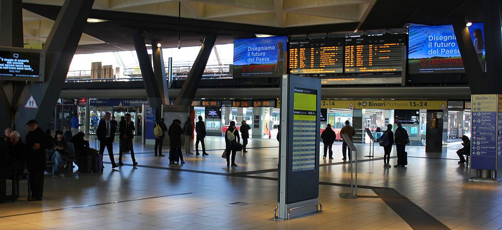 Napoli_centrale_station_inside