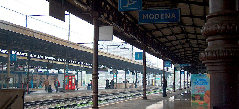 Modena_station_inside