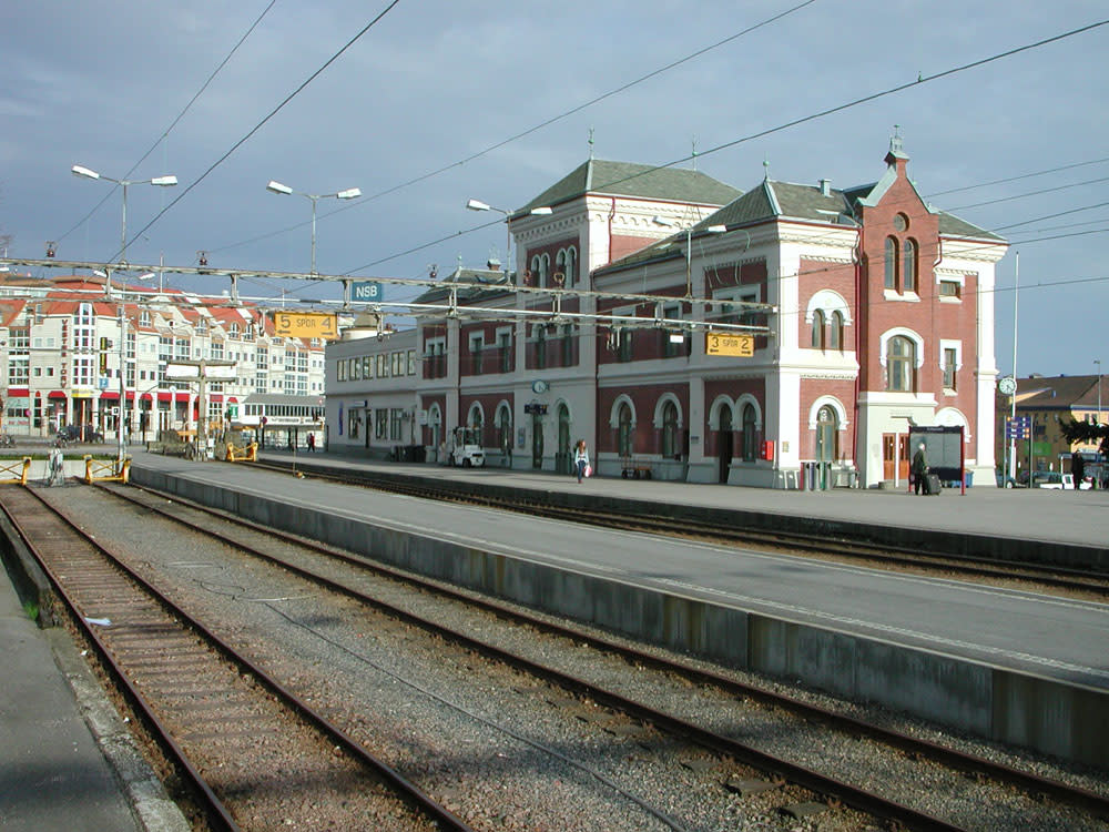 Kristiansand_railway_station_track_side