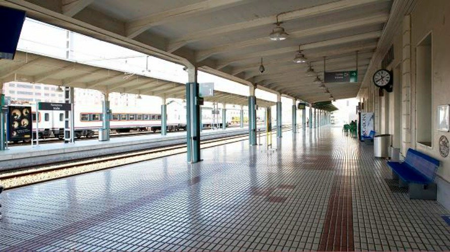 Pamplona_station_platform_1