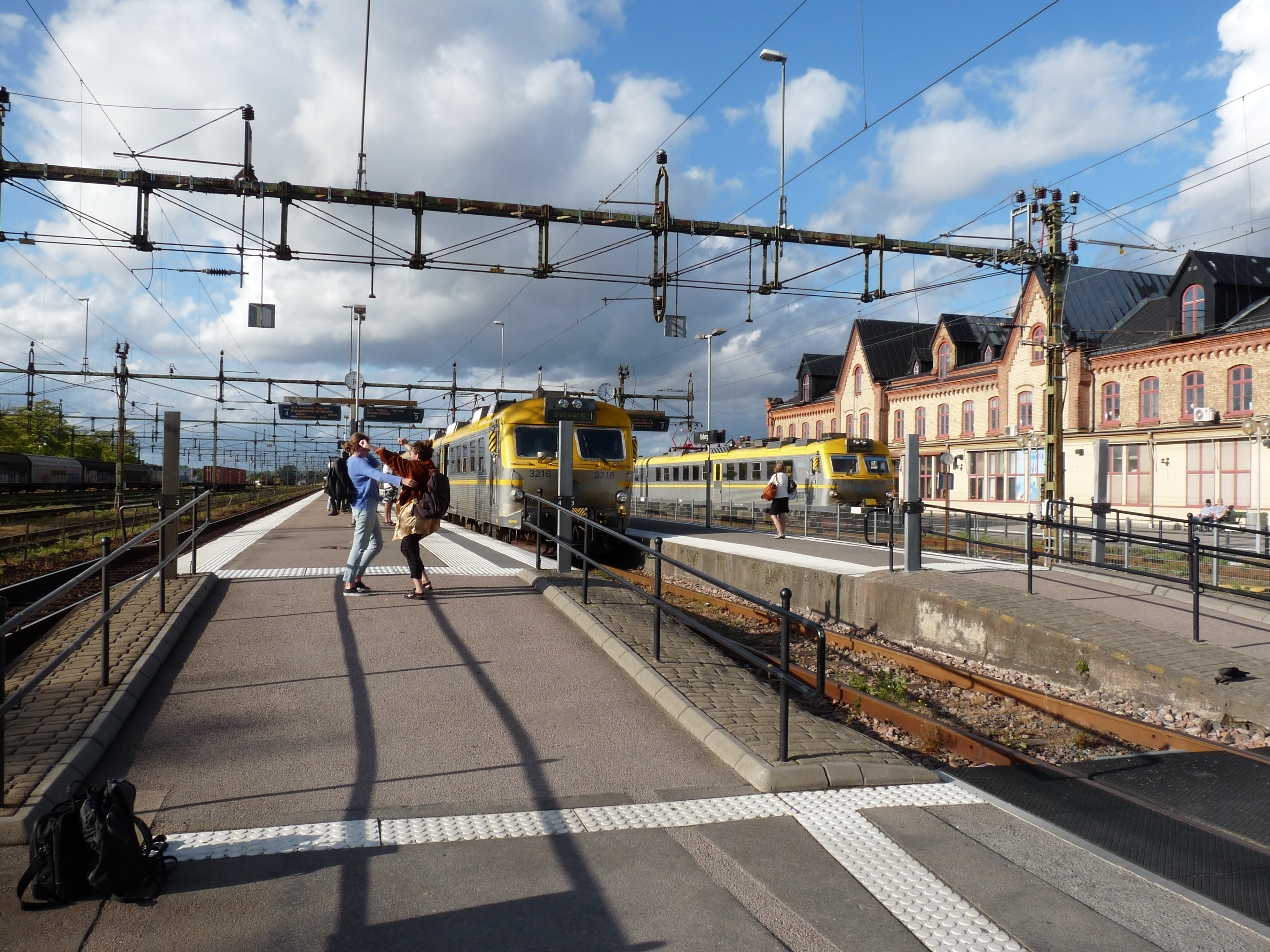 Varberg_station_platform
