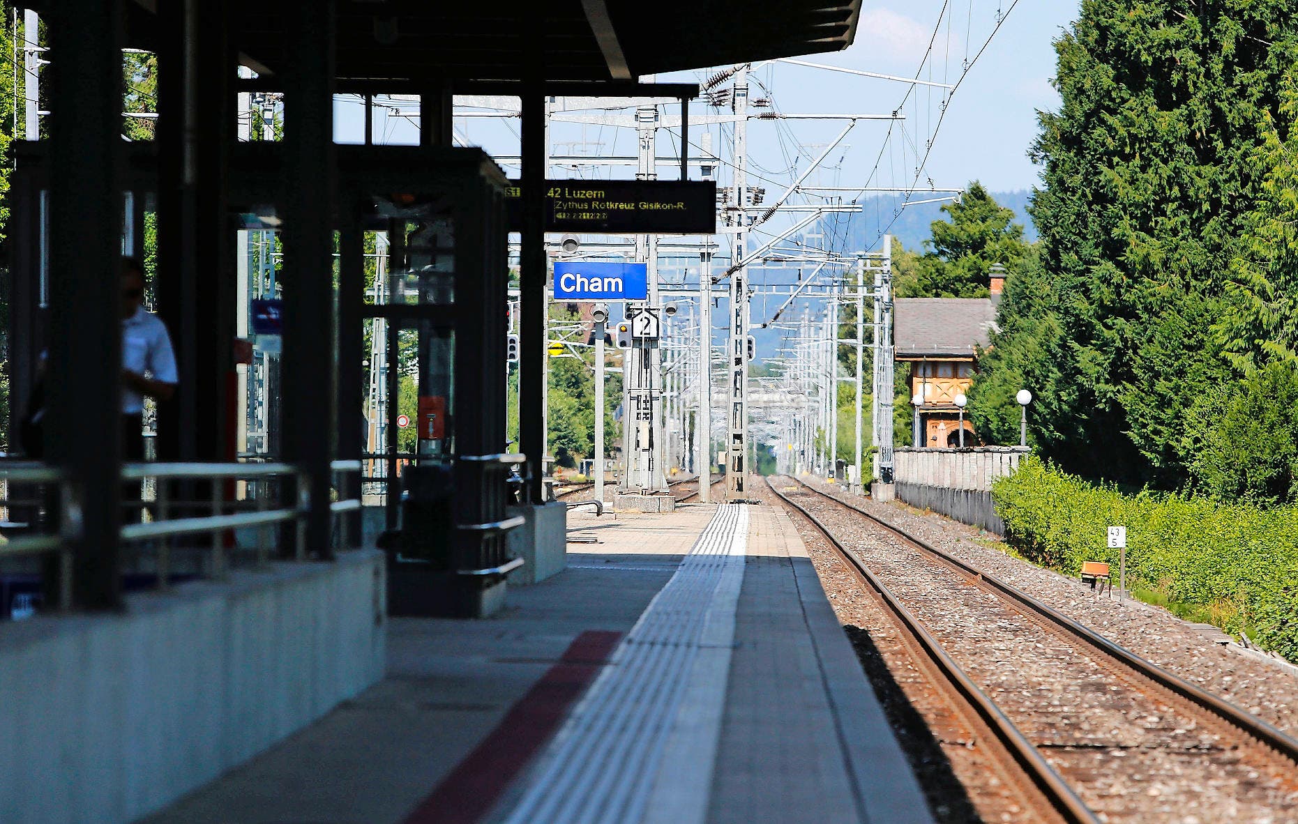 Cham_ch_station_platform_1