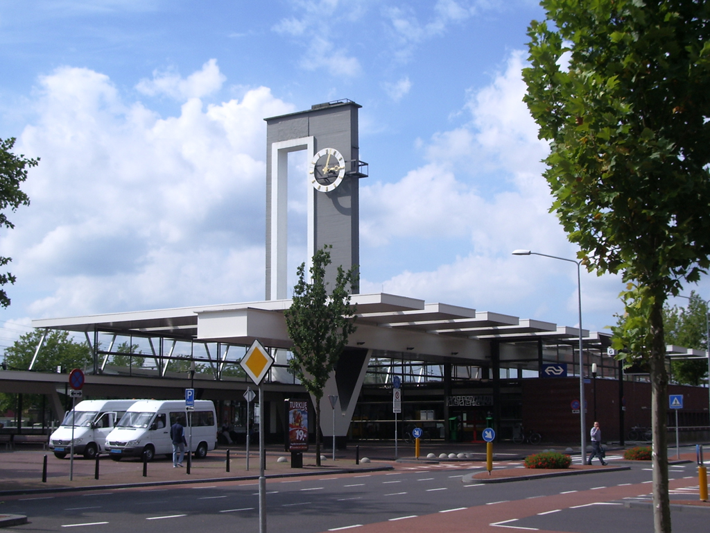 Almelo_stations_gebouw