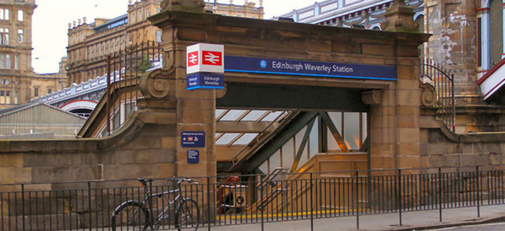 Edinburgh_waverly_station_outside