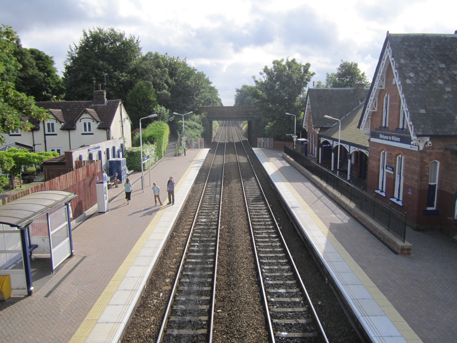 Widnes_railway_station_platforms
