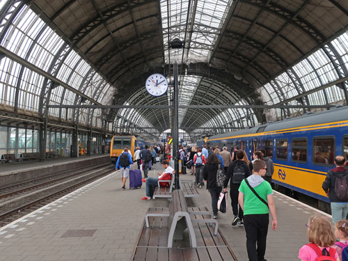 Amsterdam_schiphol_airport_train_station_platforms