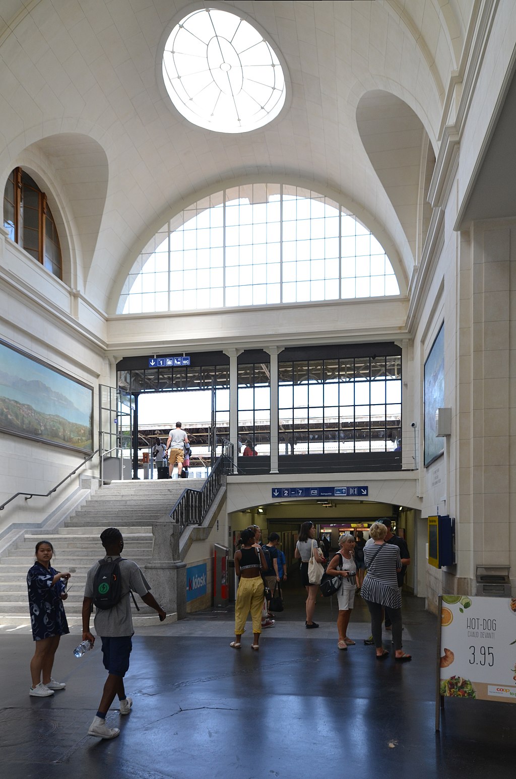 Vevey_station_entrance_hall_underpass_stair_to_platform