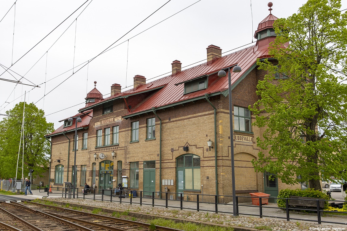 Uddevalla_centralstation_building_track_side