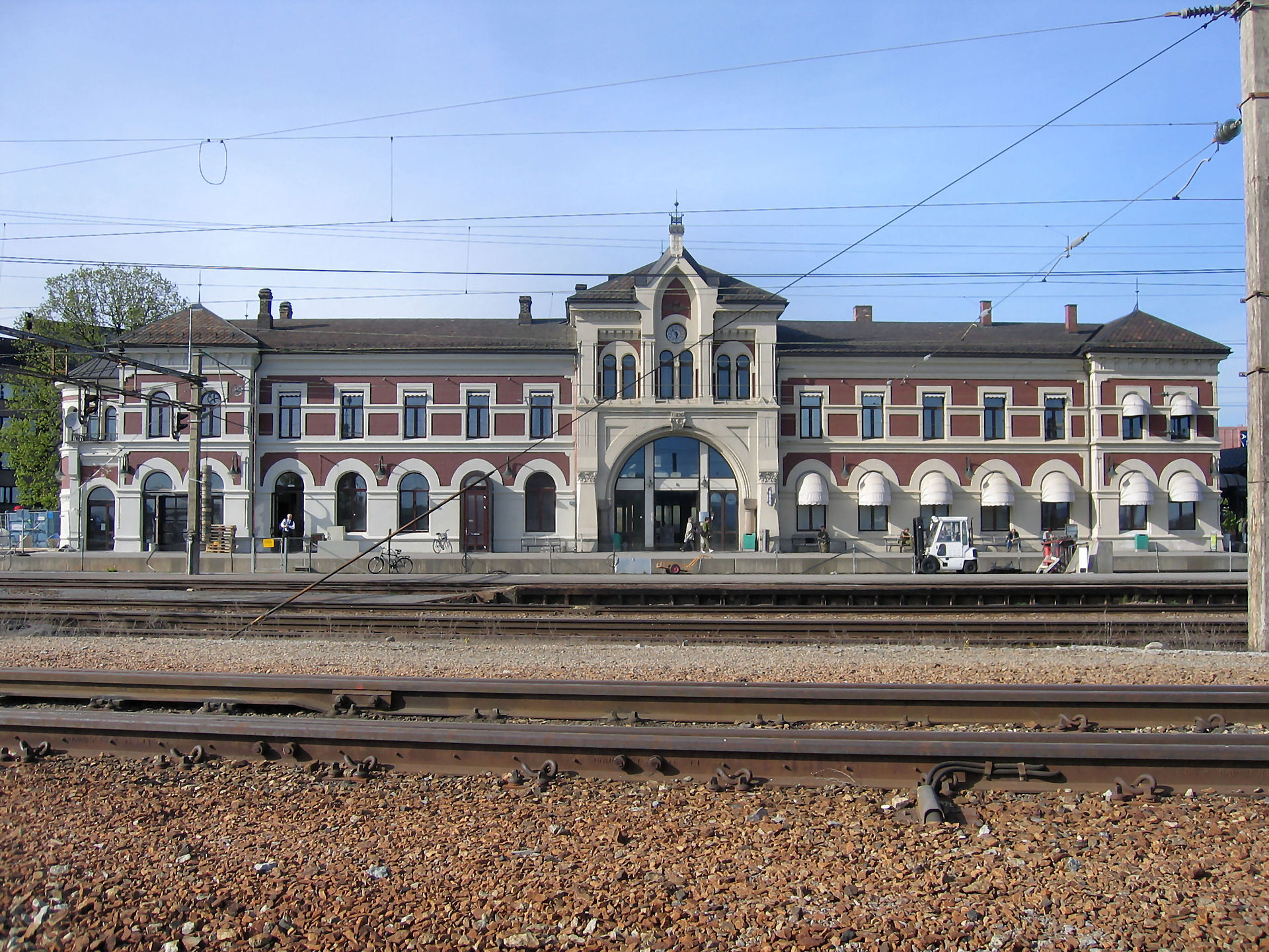 Hamar_railway_station_track_side