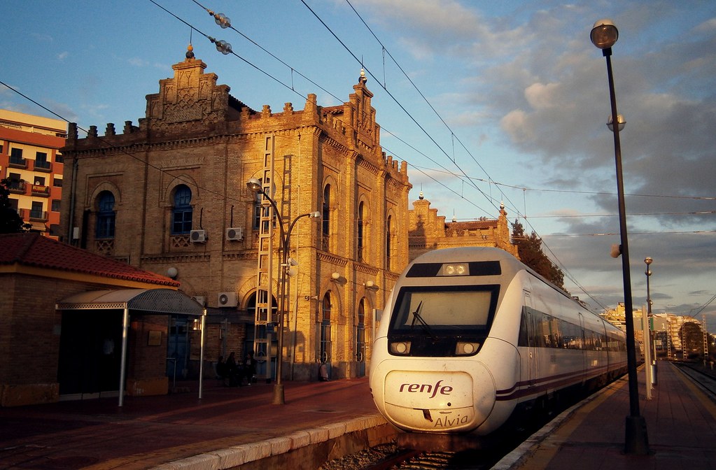 Huelva Te%cc%81rmino_station_platform_renfe_ave