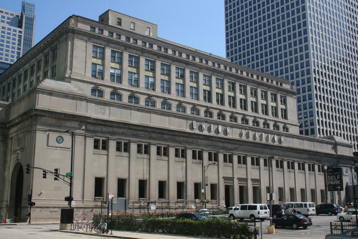 Chicago_union_station_amtrak_station_building