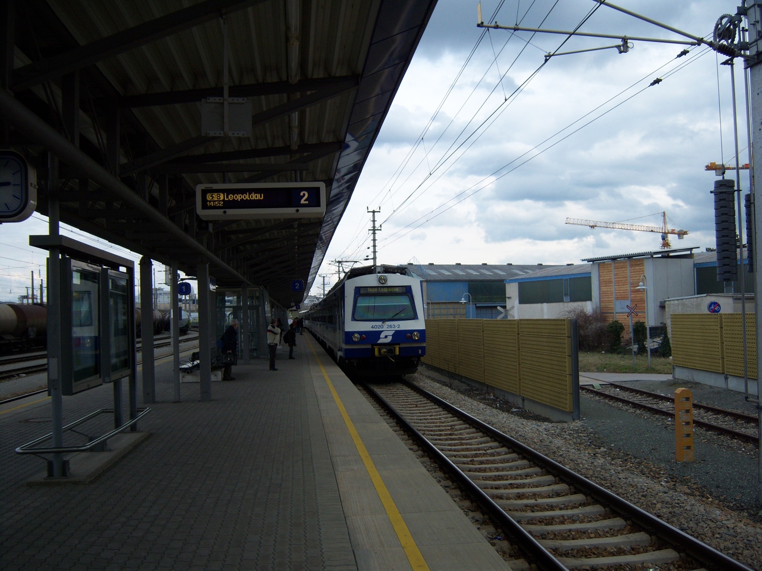 Schwechat_bahnhof_platform_2